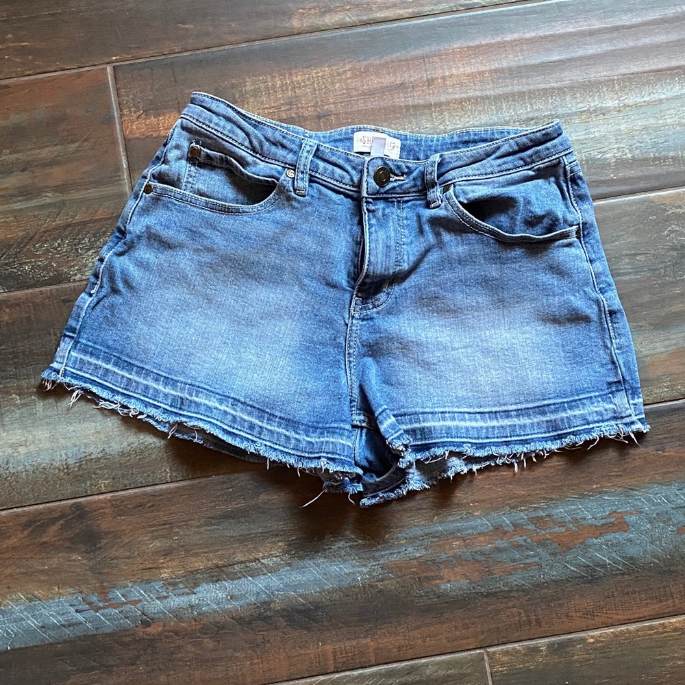 Shyanne Classic Blue Jean Shorts with frayed hem. Size 31